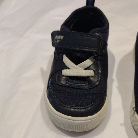 Oshkosh, Boys Fun And Classic Dark Blue Sneakers - Picture 3 of 7
